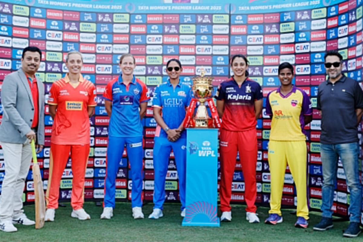 WPL 2025, RCB vs GG: गुजरात की पहले बल्लेबाजी, डिफेंडिंग चैंपियन RCB ने टॉस जीत चुनी फील्डिंग