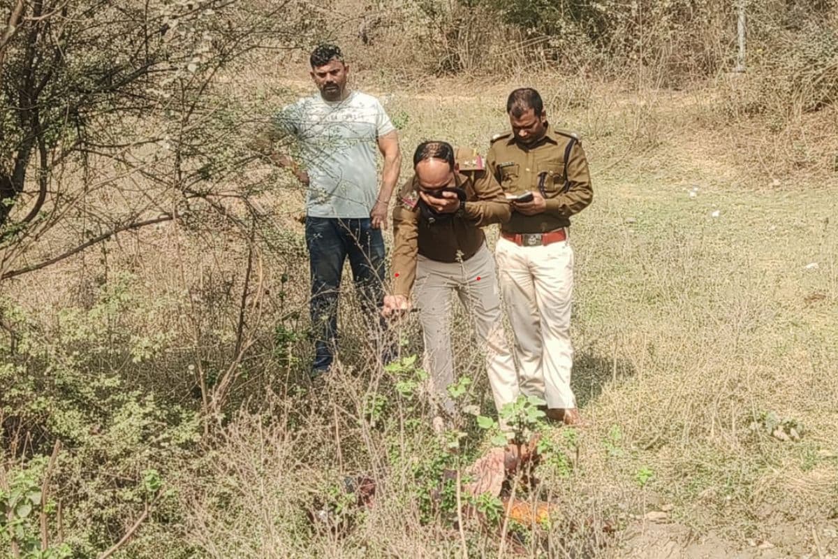 मामले की जांच करती पुलिस मामले की जांच करती पुलिस