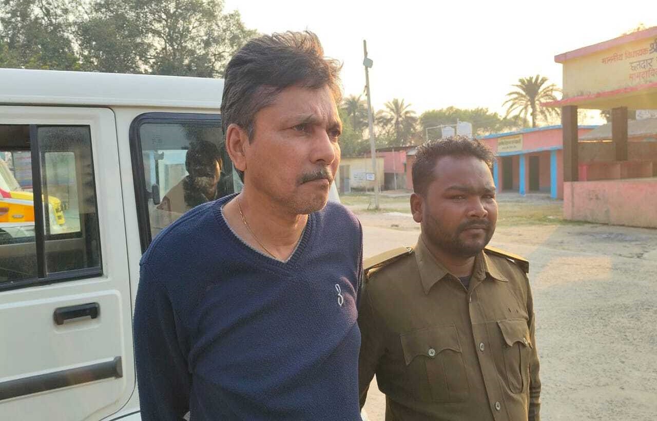 बिहार के कॉलेज में शराब पीकर बवाल काट रहे थे प्रिंसिपल साहेब, गिरफ्तार करके ले गयी बांका पुलिस