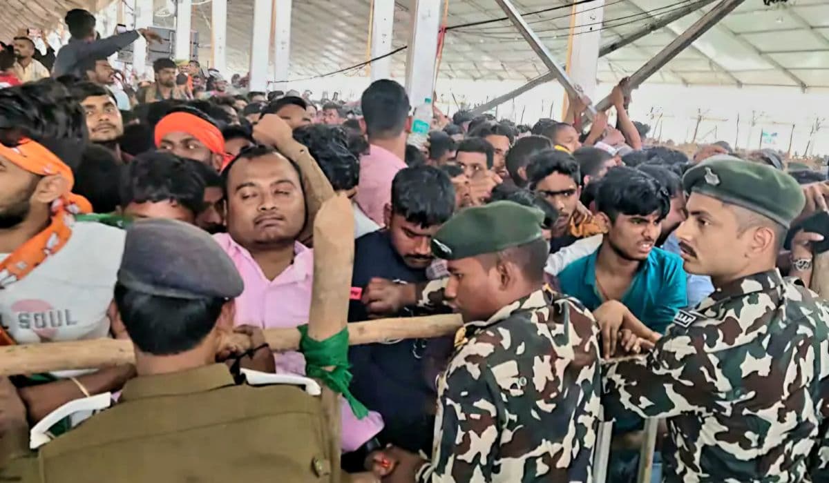 पीएम मोदी के भागलपुर पहुंचने से पहले ही टूटीं 3 बैरिकेडिंग, मंच के करीब पहुंचने के लिए होड़ में दिखे लोग