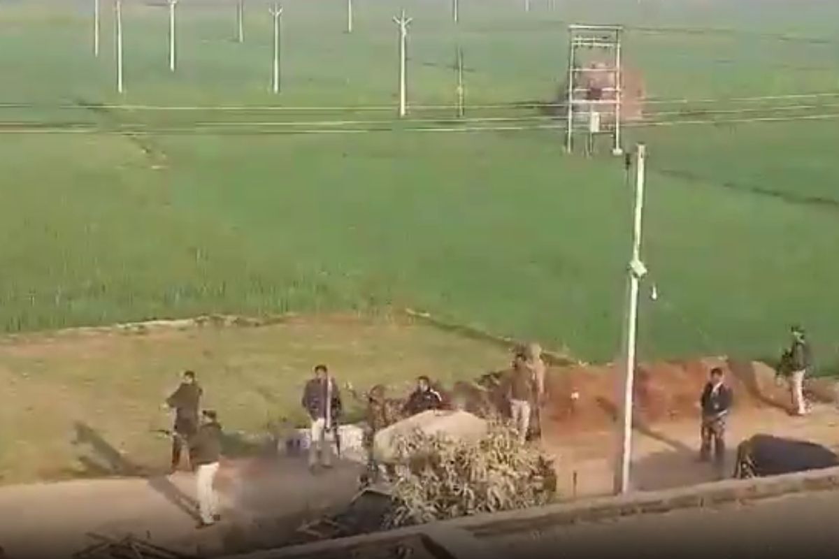 Video: बिहार में बालू माफियाओं का आतंक! छापेमारी करने पहुंची पुलिस पर हमला, फायरिंग और पथराव