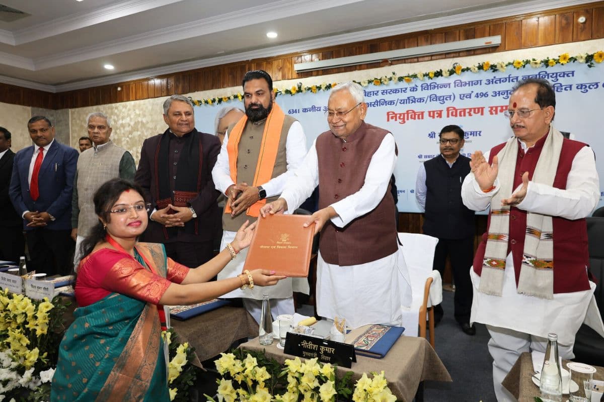 बिहार में रोजगार की बहार, सीएम नीतीश ने 6837 इंजीनियरों को दिया नियुक्ति पत्र