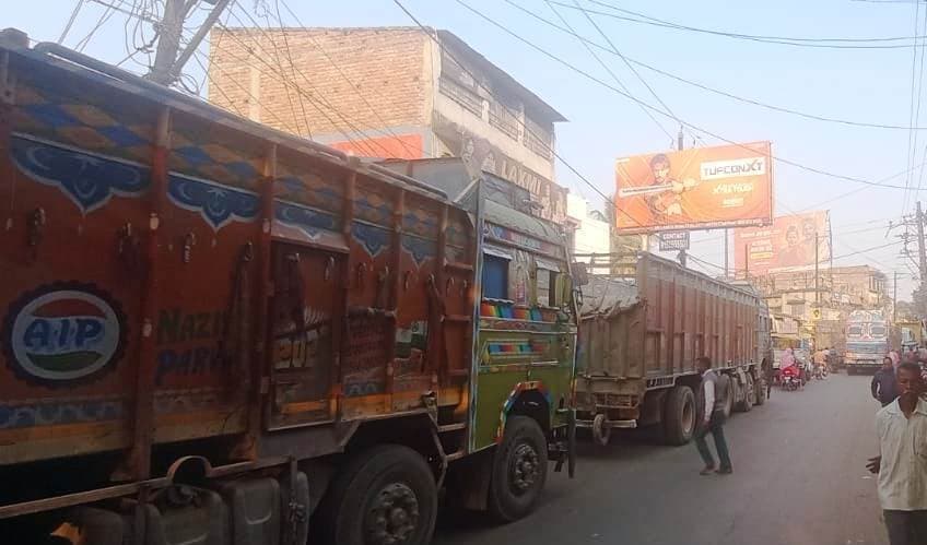 पाकुड़ में घर से निकलते ही मुसीबत भरा जाम