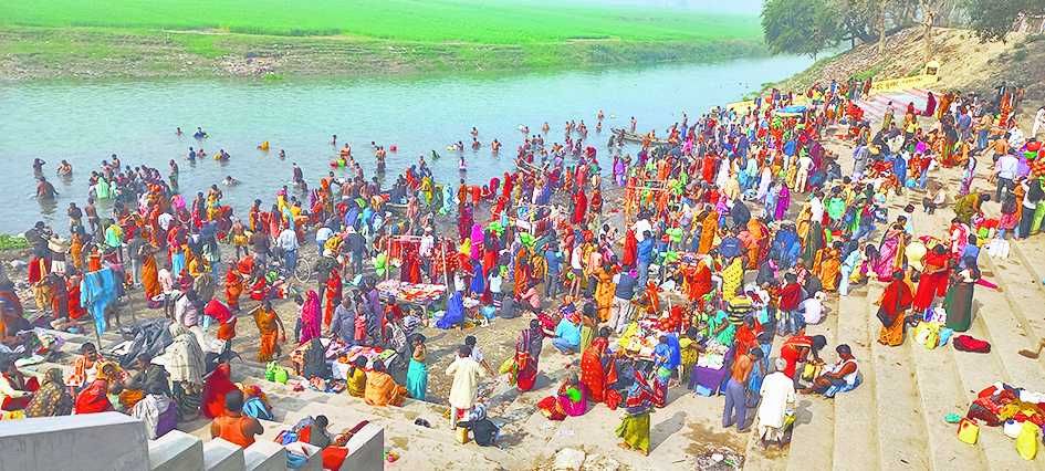 Begusarai News : स्नान के लिए झमटिया गंगा घाट पर उमड़ी भारी भीड़