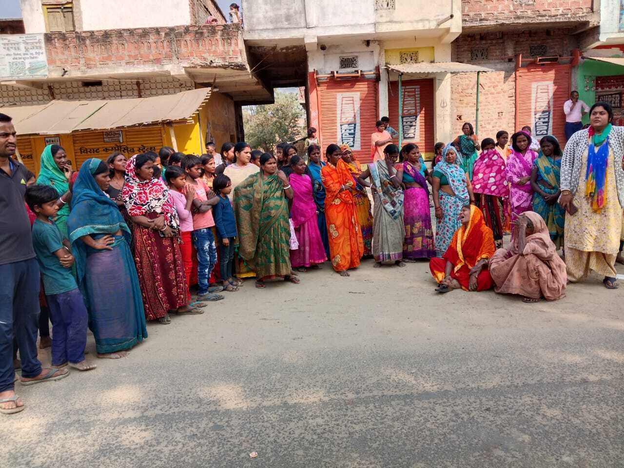 चलती बस से गिरा किसान, कुचलने से हुई मौत, लोगों ने जाम की सड़क
