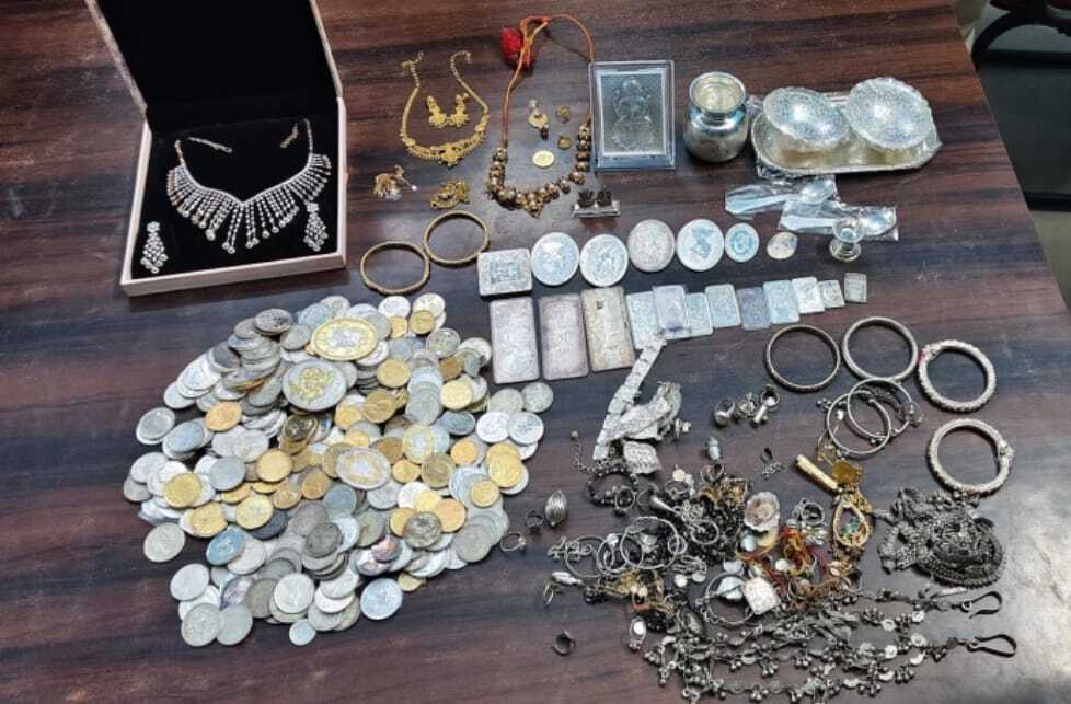 पकड़े गये आरोपित की निशानदेही पर सदर थाना की पुलिस ने जमीन खोदकर निकाला चोरी का सामान