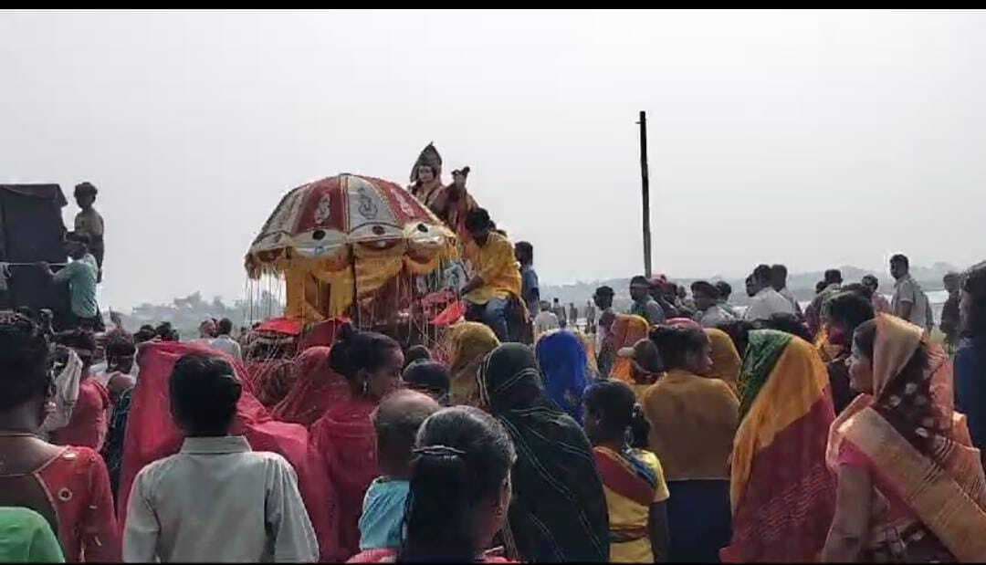 नम आंखों से श्रद्धालुओं ने की मां सरस्वती की प्रतिमा का विसर्जन
