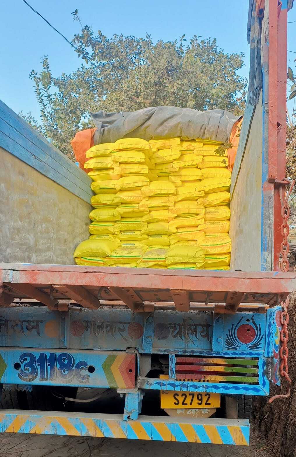 कालाबाजारी का 191 बोरी यूरिया जब्त, चालक गिरफ्तार