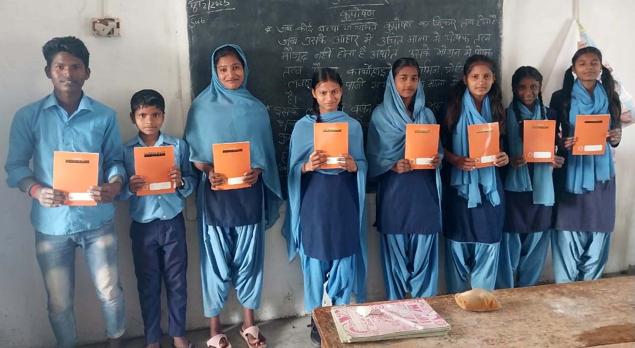 योगदान की वर्षगांठ पर छात्र-छात्राओं के बीच कलम-कॉपी वितरित