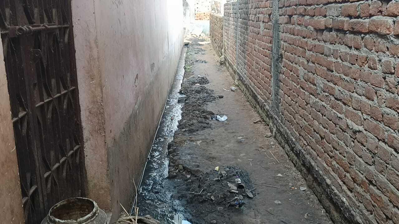 पीसीसी सड़क व पक्की नाला निर्माण नहीं होने से वार्डवासियों में रोष