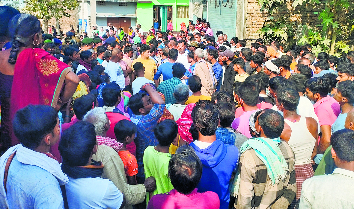 hajipur news. जंदाहा में तेज रफ्तार हाइवा की टक्कर से बच्चे की मौत, विरोध में ढाई घंटे सड़क जाम