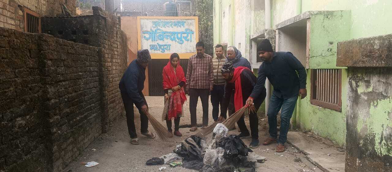 सड़क किनारे फैले कूड़े-कचरे के कारण आमजन परेशान