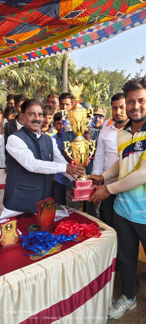 शिकानपुर टीम विजयी, विधायक ने दिया शिल्ड