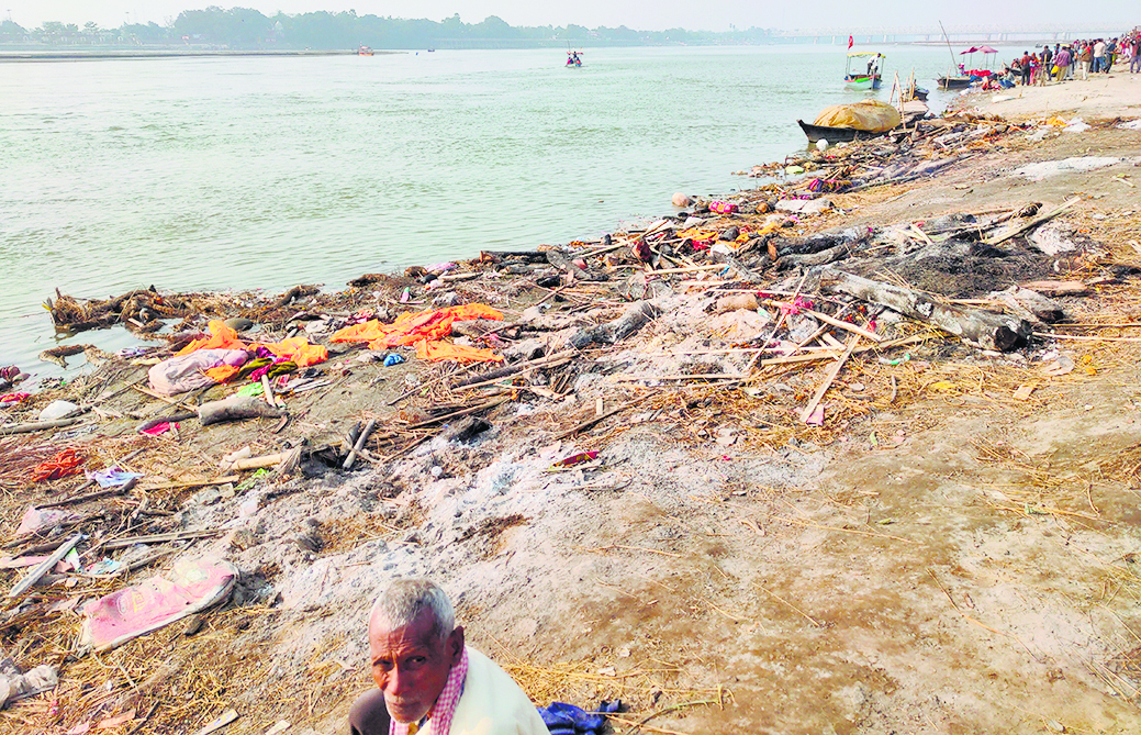 hajipur news. घाटों के सौंदर्यीकरण का काम नहीं हुआ पूरा, मुक्तिधाम पर गंदगी का अंबार