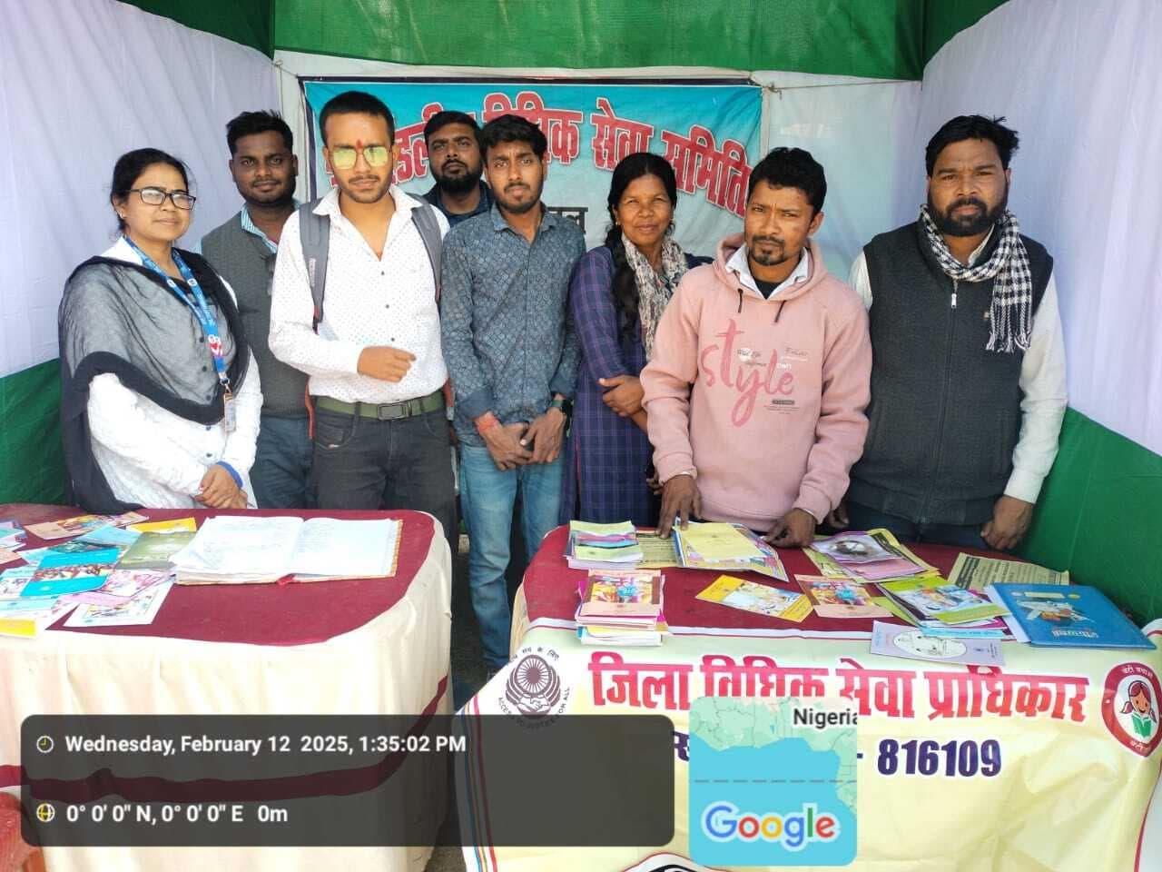 गंगा तट पर विधिक जागरुकता पैम्फलेट का वितरण