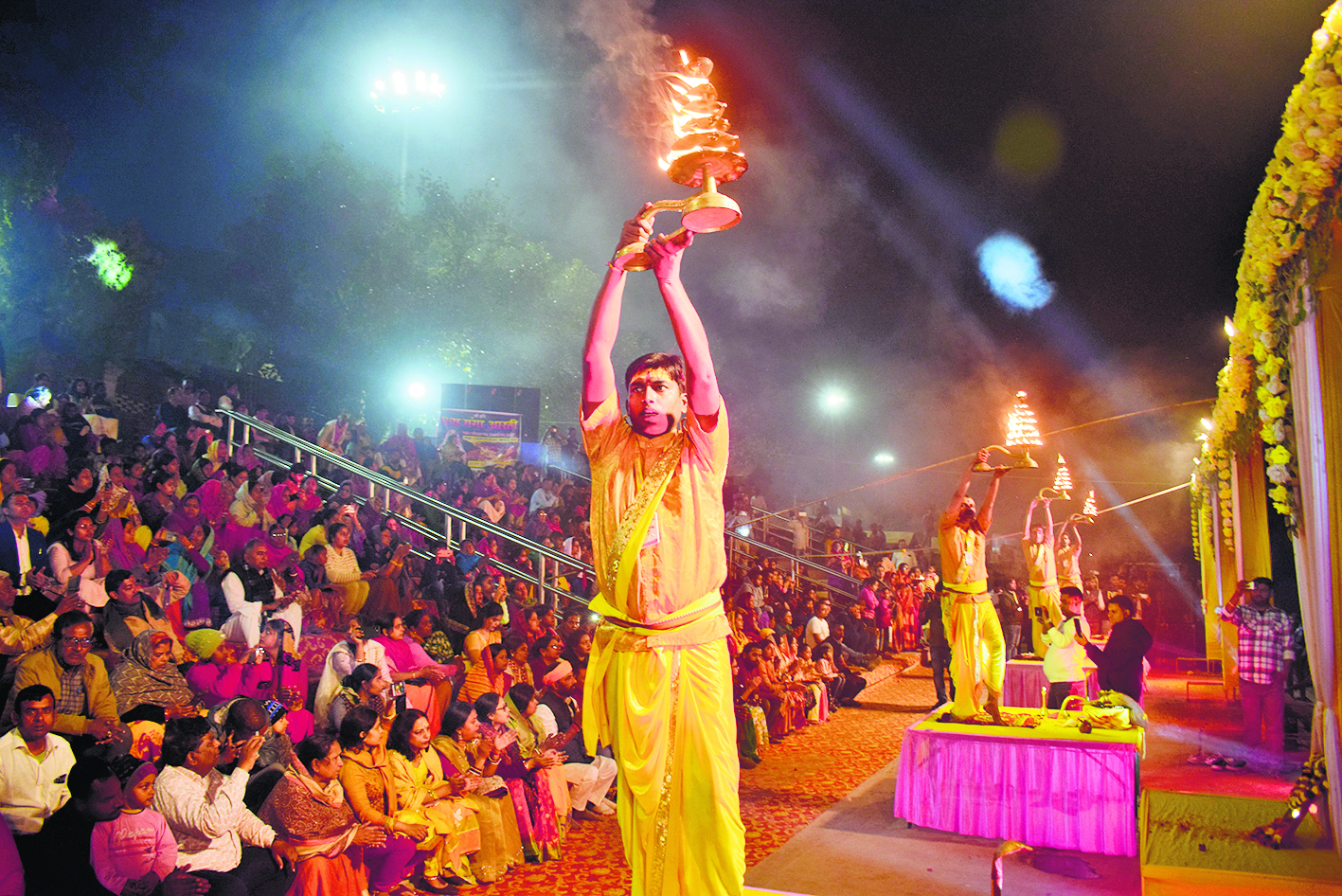 माघी पूर्णिमा पर हुई भव्य गंगा आरती, कौनहारा तट पर दिखा काशी जैसा विहंगम दृश्य