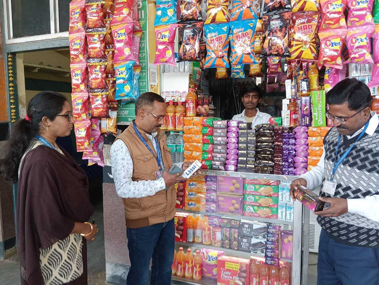 स्टेशन इंप्रूवमेंट ग्रुप ने किया विभिन्न स्टॉलाें का निरीक्षण