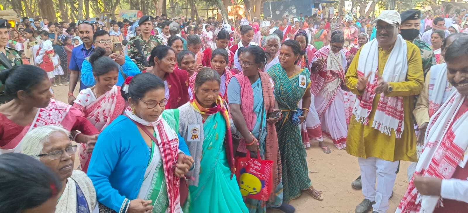 नशापान से दूर रहें युवाः अर्जुन मुंडासंबोधित करते अर्जुन मुंडाढोल लेकर झूमते अर्जुन मुंडानृत्य करती महिलायेंखूंटीः मुरहू प्रखंड के कुंजला बगीचा में शुक्रवार को तिड़ू संकुरा पड़हा जतरा का आयोजन किया गया. इस अवसर पर मुख्य अतिथि के रूप में खूंटी के पूर्व सांसद अर्जुन मुंडा उपस्थित हुये. उन्होंने कहा कि पूर्व में पड़हा शासन व्यवस्था चली आ रही है. संविधान में भी कानून बनाकर आदिवासियों की संस्कृति और परंपरा बचाये रखने की व्यवस्था की गयी है. इसके बाद भी आदिवासियों की संख्या कम होती जा रही है. इसके लिए हमारी जिम्मेदारी बनती है कि हम समाज को बचाये रखें. उन्होंने कहा कि हमारी संस्कृति और परंपरा को बचाये रखें. समय तेजी से परिवर्तित हो रहा है. ऐसे में समाज को भविष्य के लिए स्वयं को बचाकर रखना होगा. हमारी परंपरा और संस्कृति पूर्वजों की देन है. हर पीढ़ी को इसे बचाकर रखना होगा. उन्होंने युवाओं को नशापान से दूर रहने का अपील किया. कहा कि आज गांव-गांव में बोतल में शराब पहुंच रहा है. देसी शराब में हानिकारक यूरिया और केमिकल मिलाया जा रहा है. इससे समाज बर्बाद हो रहा है. उन्होंने कहा कि नशापान को त्याग कर अपने समाज को विकसित करें. परिवार को आगे ले जायें तभी हम अपनी जल, जंगल और जमीन को भी बचा सकते हैं. इसके बाद पारंपारिक नृत्य और गीत प्रस्तुत किया गया. अर्जुन मुंडा भी ढोल लेकर जमकर थिरके. उन्होंने ग्रामीणों से मुलाकात किया और उन्हें जतरा के लिए शुभकामनायें दिया. मौके पर मनोज कुमार, तिड़ू पड़हा राजा जकरियस तिड़ू, बुधु मुंडा, रथु रफेल तिड़ू, दानियल मुंडा, बड़ालाल तिड़ू, कमल तिड़ू, मंगल मुंडा, मझीलाल तिड़ू, दोलो मुंडा, सामु पाहन, रानी टूटी, नौरी पूर्ति, मीरा हस्सा, कितनी बारला सहित अन्य उपस्थित थे.