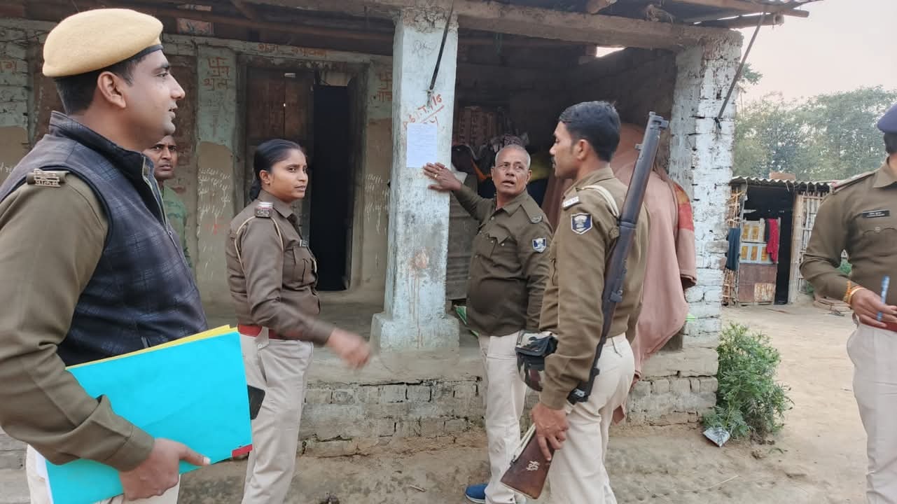 विभिन्न मामलों में 16 फरार आरोपितों के घर पुलिस ने चिपकाया इश्तेहार