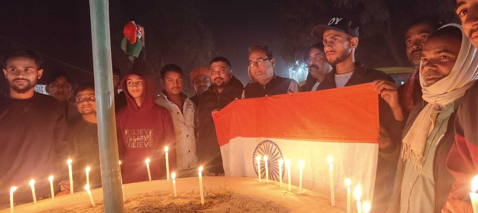 पुलवामा हमला में शहीद जवानों की याद में निकाला कैंडल मार्च