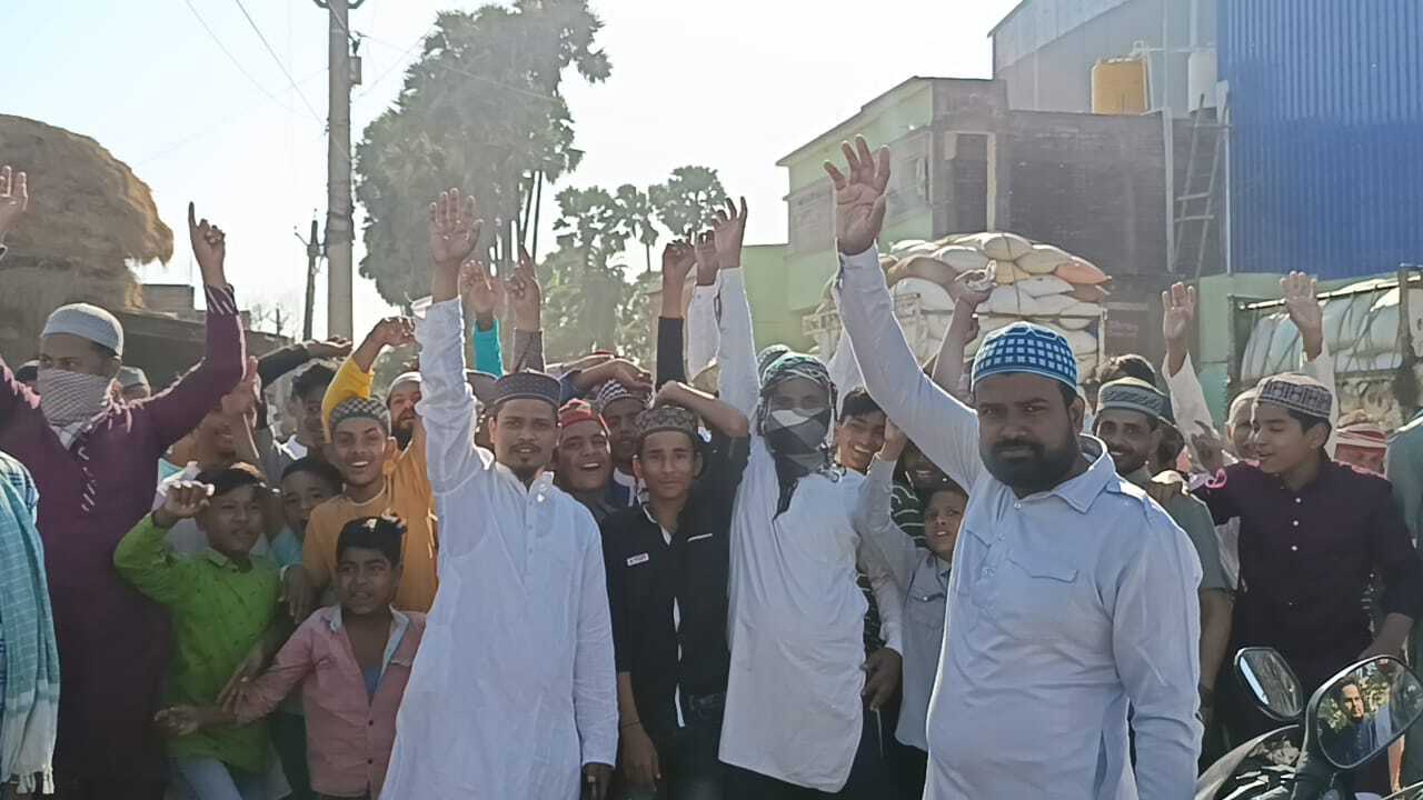 राइस मील से निकल रहे डस्ट से परेशान आक्रोशित ग्रामीणों ने किया सड़क जाम