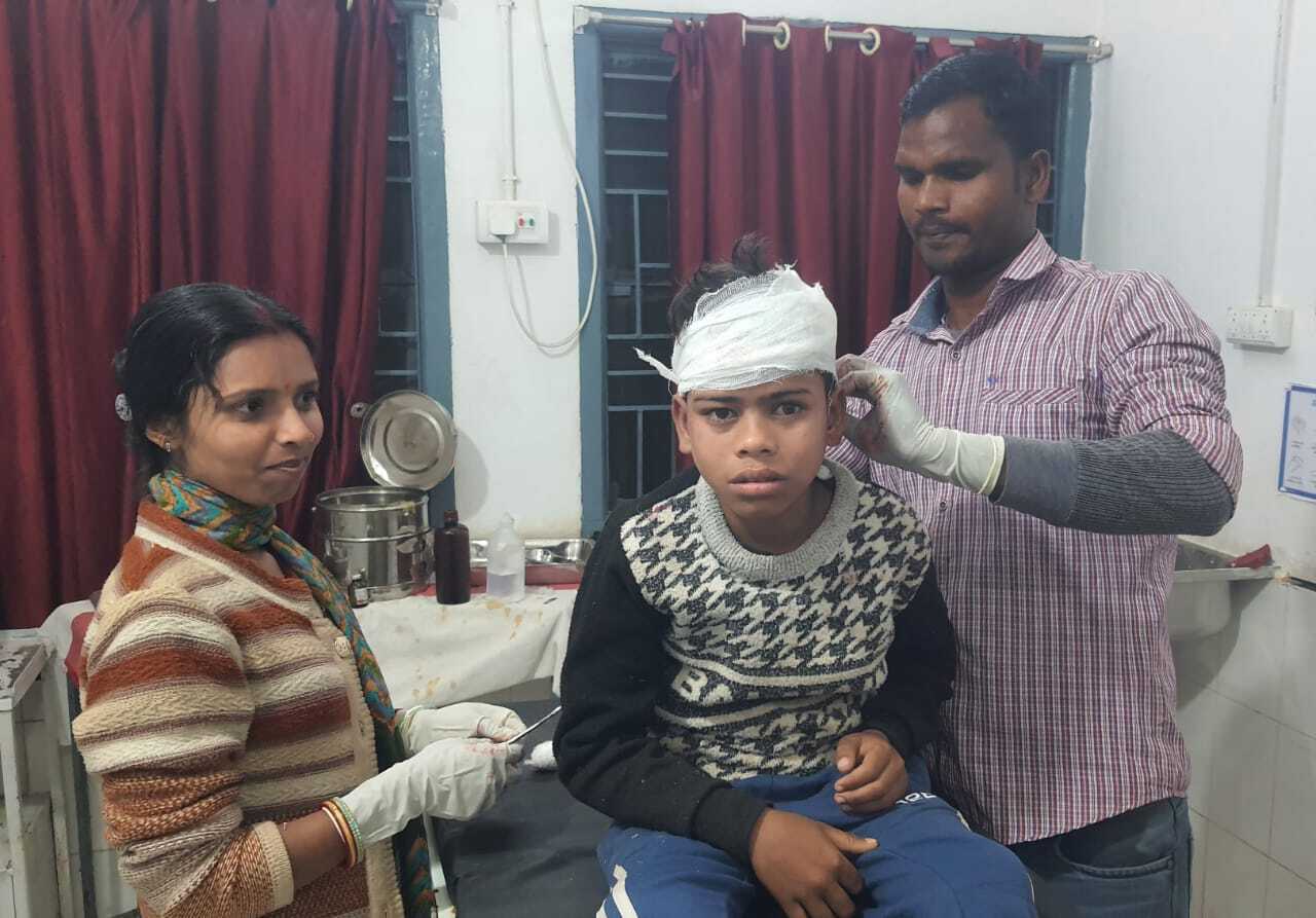 खेलने के दौरान ऊंट बना बच्चा पर बैठक था बालक, गिरकर हुआ जख्मी