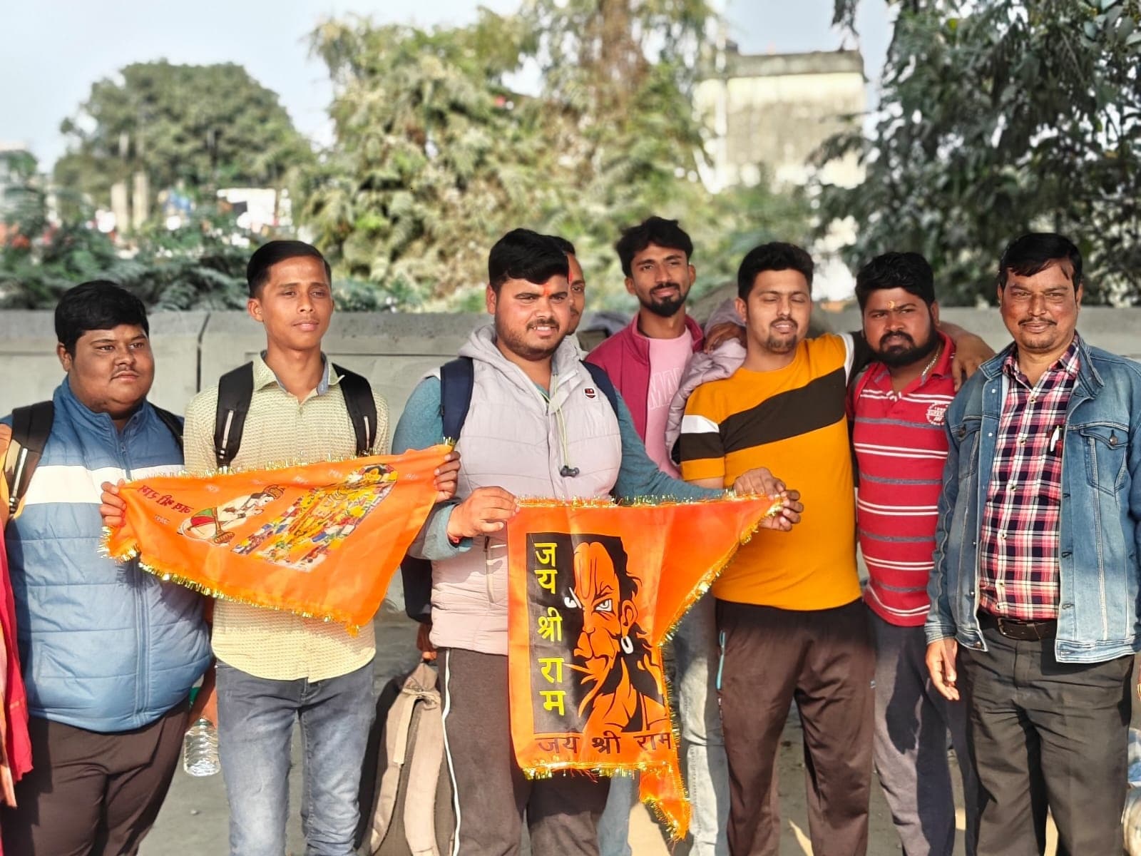 महाकुंभ स्नान के लिए रवाना हुआ श्रद्धालुओं का जत्था