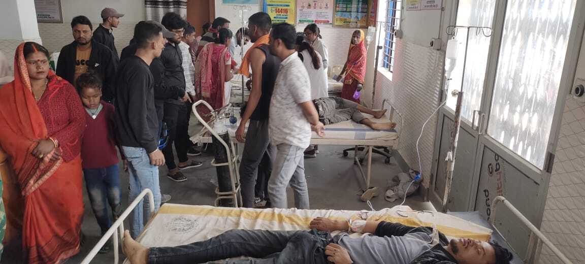 सड़क दुर्घटना में अखबार विक्रेता सहित तीन घायल