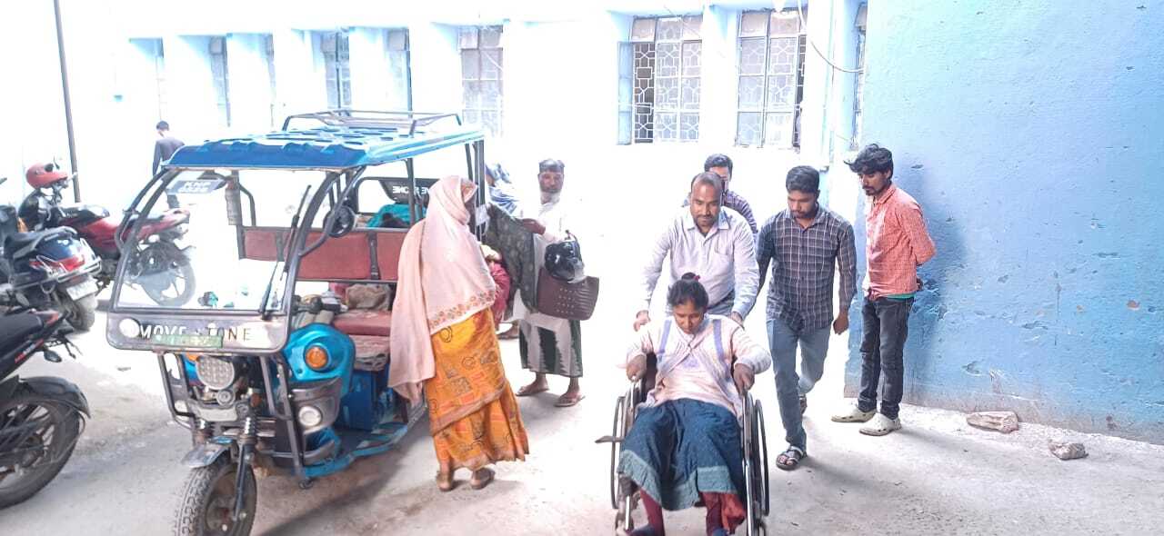 महिला ने ई-रिक्शे में दिया जुड़वां बच्चों को जन्म