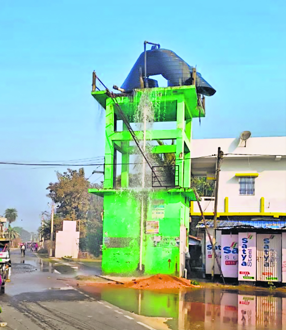 मथुरापुर में नल जल योजना की टंकी हुई ब्लास्ट, कोई हताहत नहीं