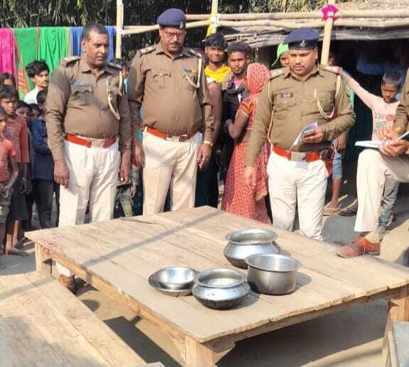 फरार अभियुक्त के घर की हुई कुर्की जब्ती