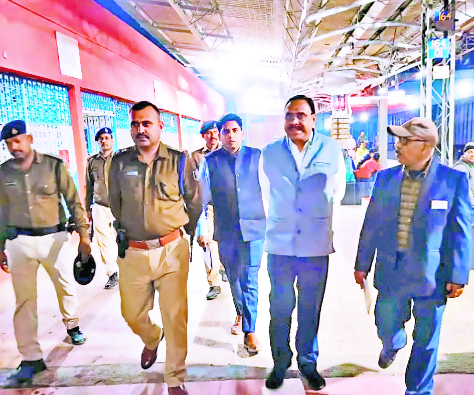 Begusarai News : यात्रियों को लाइन से चढ़ाने और उतारने की दी गयी जिम्मेदारी