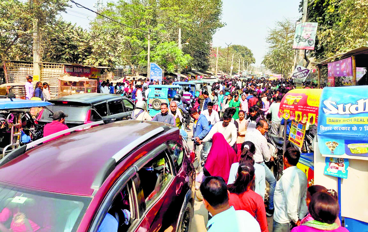 Hajipur News : हाइवे व गांधी सेतु पर लगने वाले जाम से लोगों को नहीं मिल रही राहत, शहर में भी लग रहा भीषण जाम