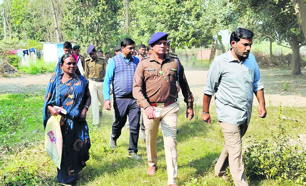 Hajipur News : बेलसर में डीएम ने किसानों से किया संवाद, जानी उनकी समस्या व खेती के नवाचार को