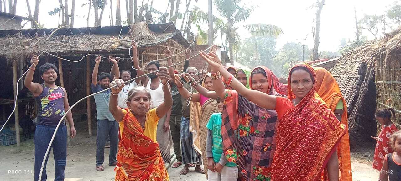 जर्जर तार को लेकर ग्रामीणों ने किया प्रदर्शन