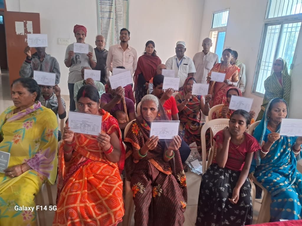 दिव्यांगजनों के बीच राशन कार्ड का वितरण