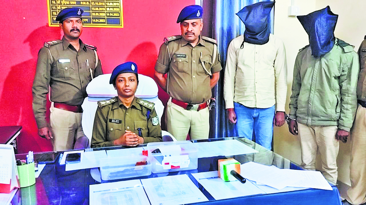 Hajipur News : लोडेड कट्टा व कारतूस के साथ दो बदमाश धराये