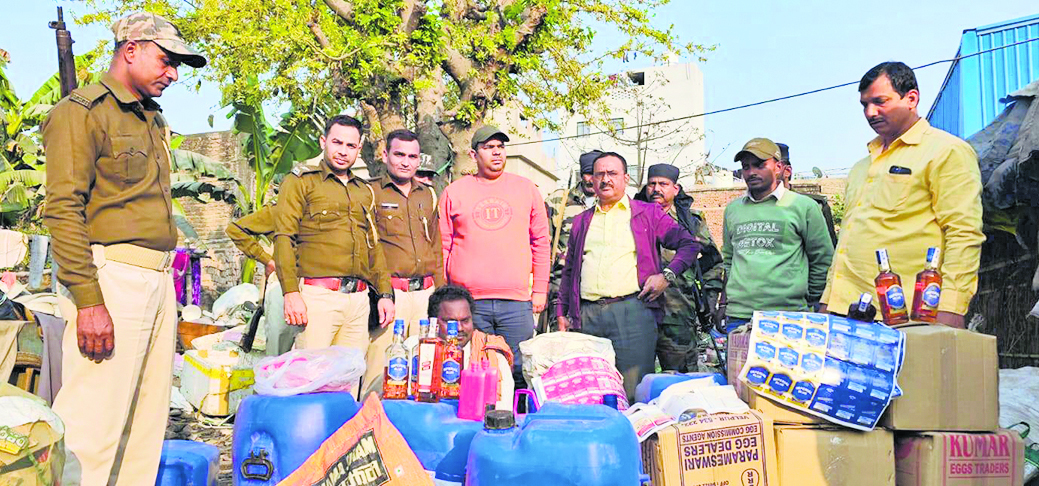 Hajipur News : उत्पाद पुलिस ने किया नकली ब्रांडेड शराब फैक्ट्री का खुलासा, सीतामढ़ी का धंधेबाज हुआ गिरफ्तार