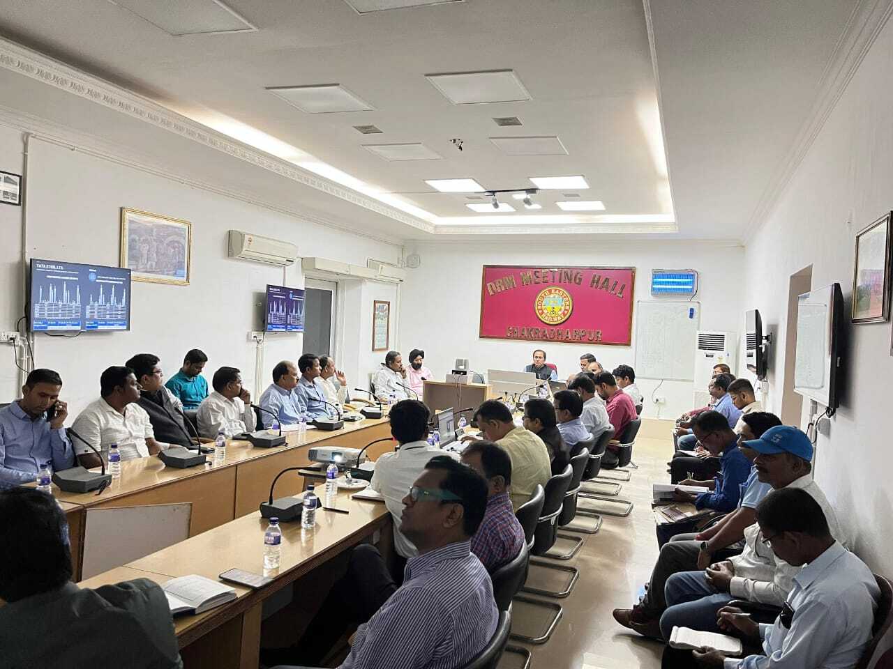 west singhbhum news : रेलवे की लोडिंग क्षमता बढ़ाने, मालगाड़ियों का परिचालन कर रेवेन्यू जुटाने पर जोर