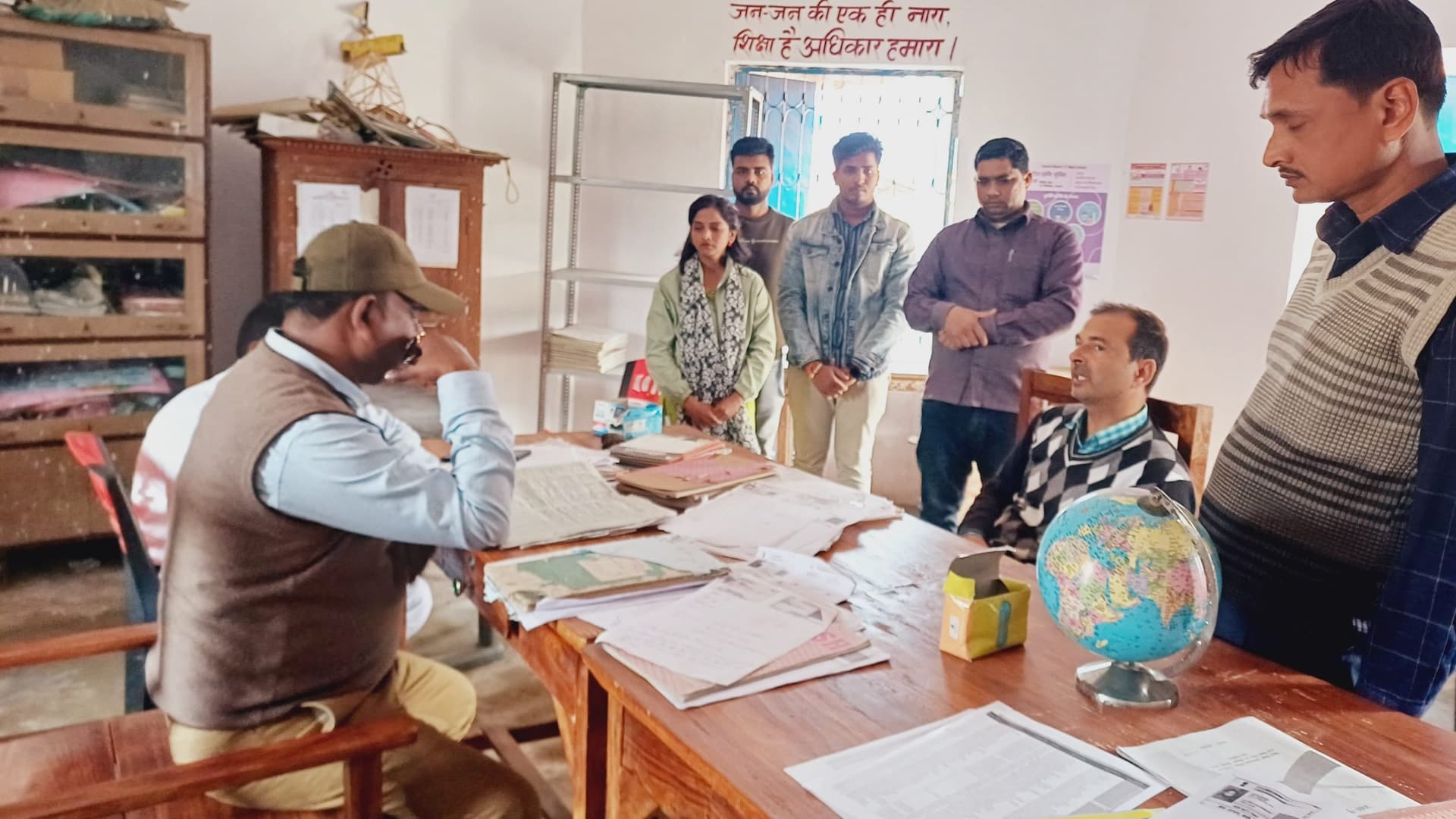 हाजिरी बना कर गायब थे एचएम व सहायक शिक्षिका, एक भी बच्चों की नहीं थी उपस्थिति