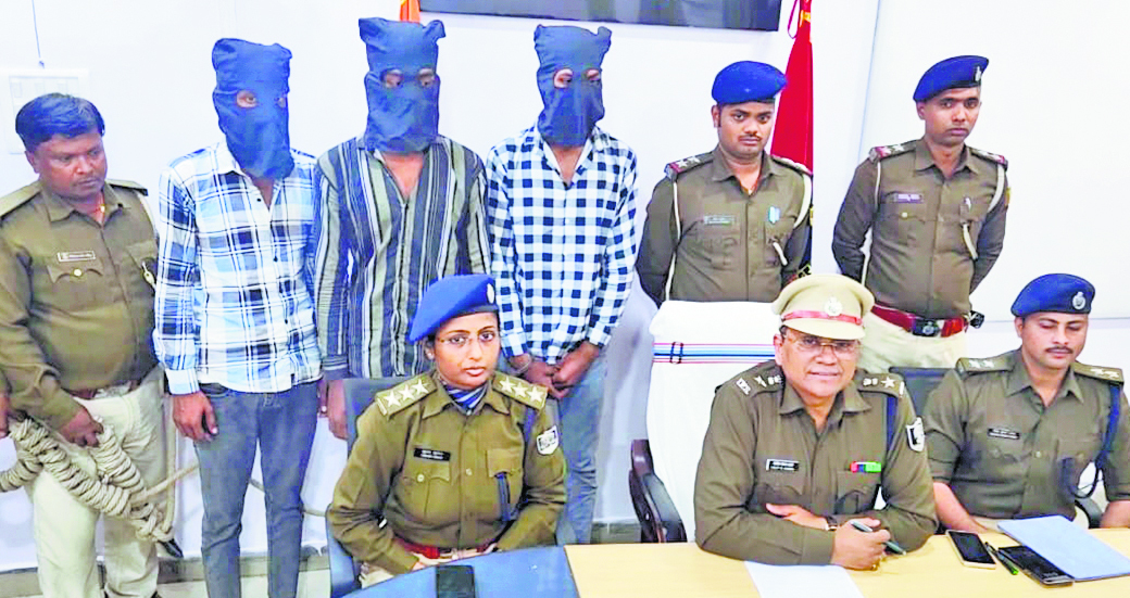 hajipur news. सीएसपी में लूट के तीन आरोपित नारायणपुर बेदौलिया से गिरफ्तार, एक फरार
