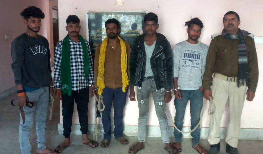 एक तस्कर व शराब पीने के आरोप में चार गिरफ्तार
