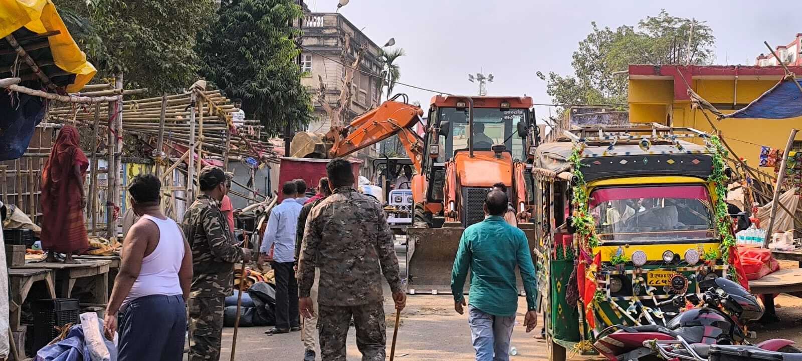 बासुकिनाथ मेला क्षेत्र में अतिक्रमणकारियों पर चला बुलडोजर सीओ व पुलिस निरीक्षक ने अतिक्रमणकारी दुकानदारों का समान जब्त किया