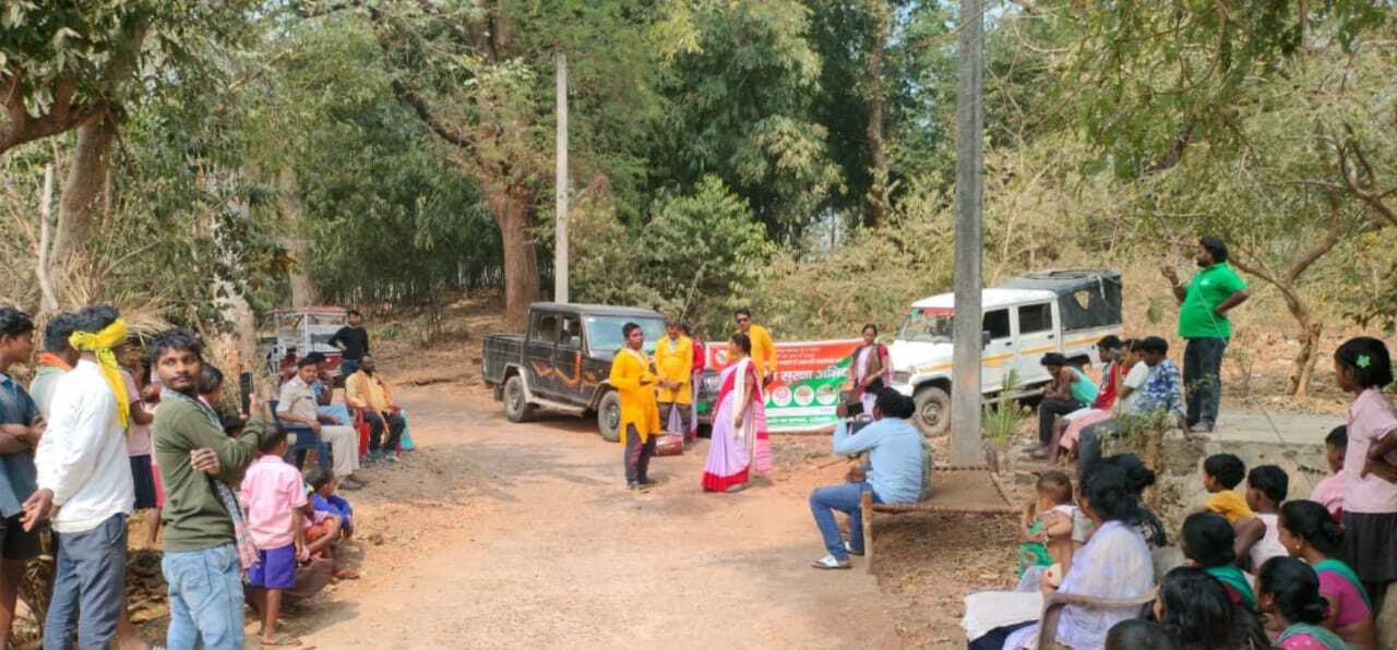 नुक्कड़ नाटक की टीम ने वन को अग्नि से सुरक्षित रखने को लेकर किया जागरूक