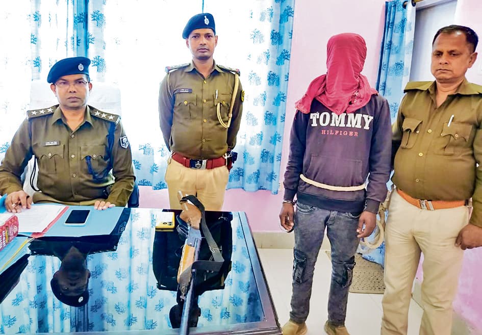 Bhojpur News : अवैध हथियार के साथ फेसबुक पर पोस्ट किया फोटो, देसी बंदूक के साथ गिरफ्तार