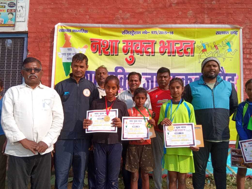 100 मीटर की दौड़ बालिकाओं ने लिया हिस्सा