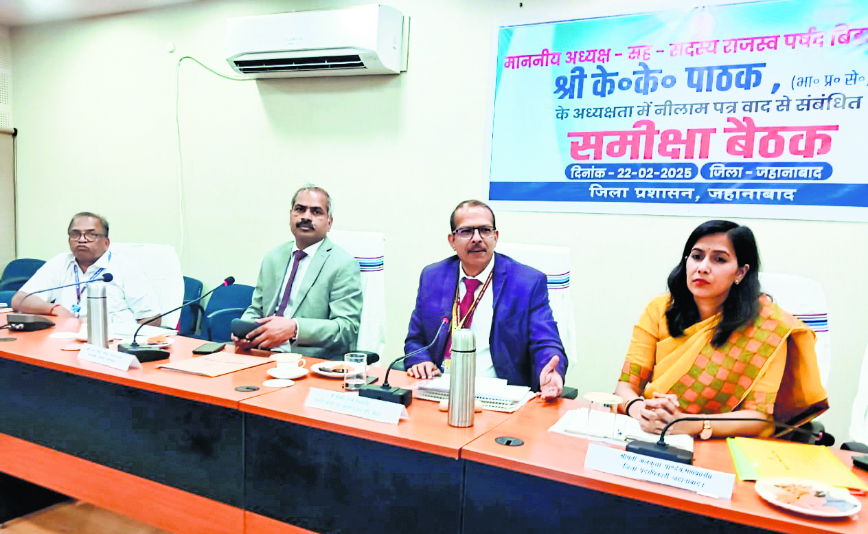 बकायेदारों के विरुद्ध जारी करें नोटिस : केके पाठक