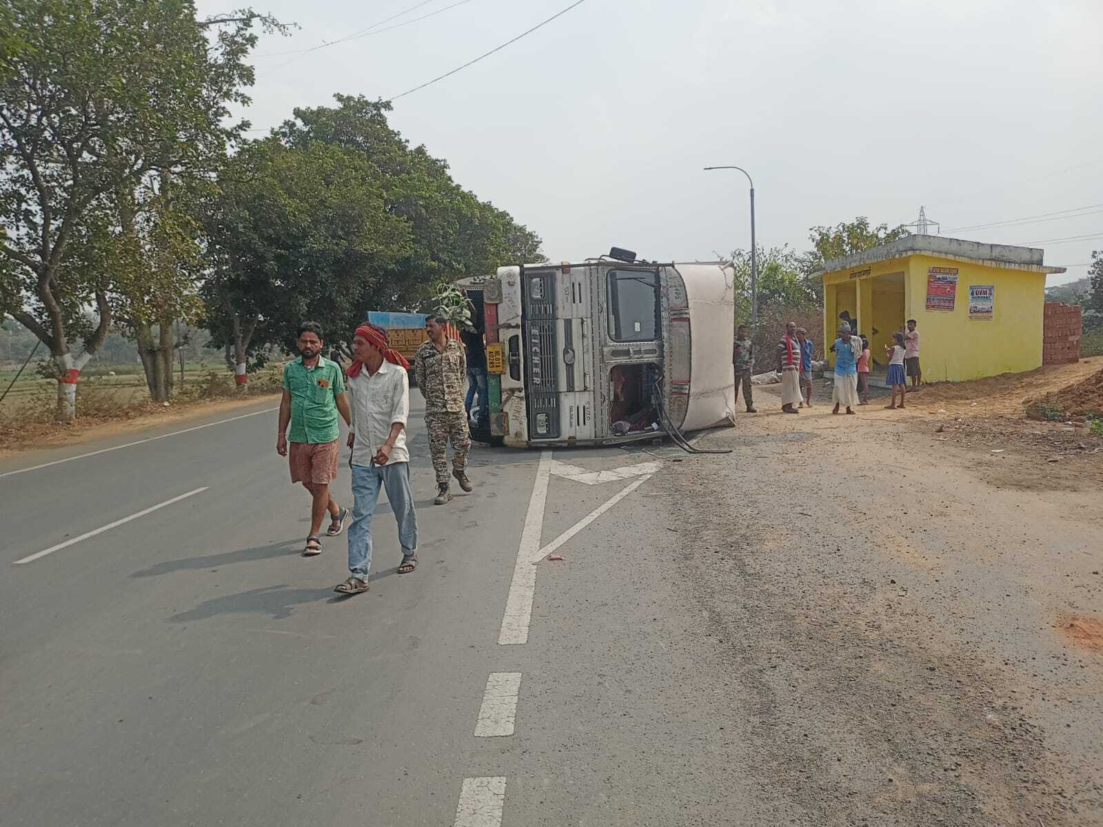 मोटरसाइकिल सवार को बचाने में पलटा कंटेनर