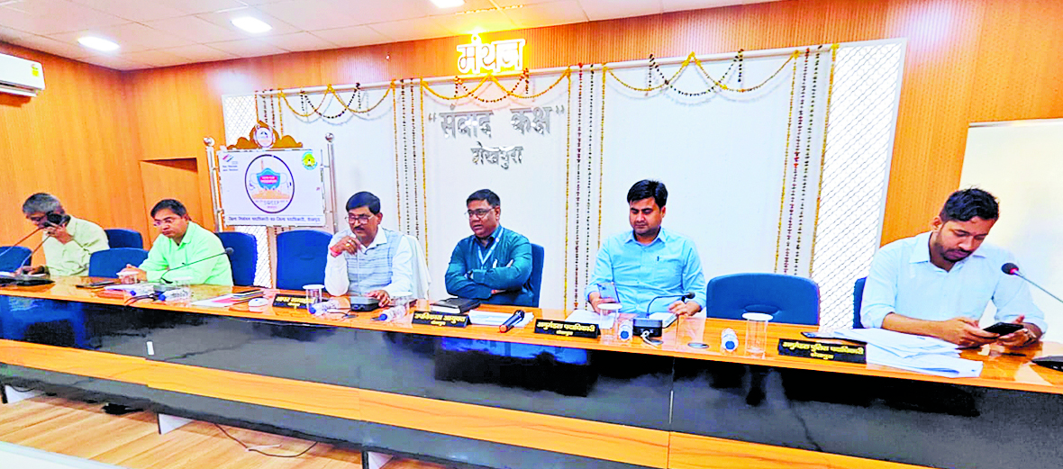 सभी विभागों के अधिकारियों के साथ अपर समाहर्त्ता ने की साप्ताहिक बैठक, दिये गये कई दिशा निर्देश