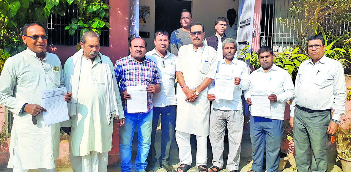 hajipur news. पंच-सरपंच संघ ने बकाया भुगतान के लिए बीडीओ को सौंपा ज्ञापन